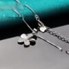 Collier pendentif fleur, chaîne fine, chaîne serpent