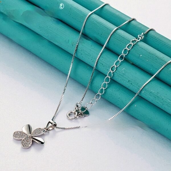 Collier pendentif fleur, chaîne fine, chaîne serpent