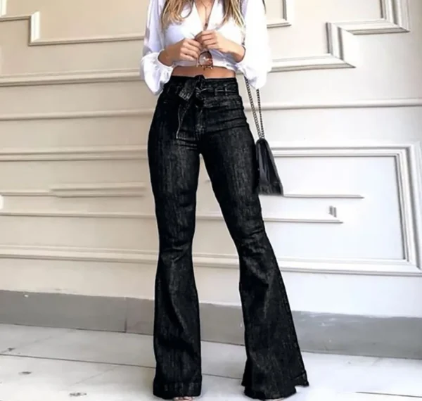 Pantalon en denim brut pour femme, taille haute, bas évasé.