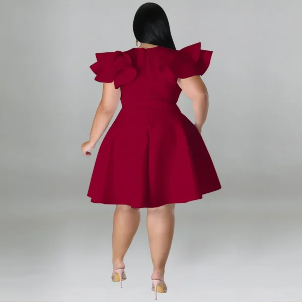 Robes de grande taille couleur unie à volants et manches courtes