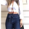Pantalon en denim brut pour femme, taille haute, bas évasé.