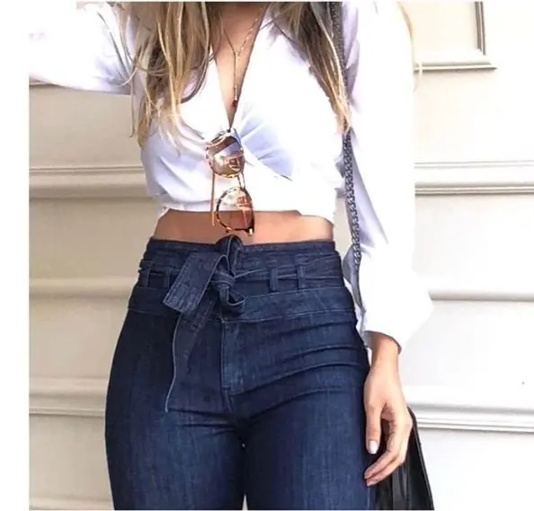 Pantalon en denim brut pour femme, taille haute, bas évasé.